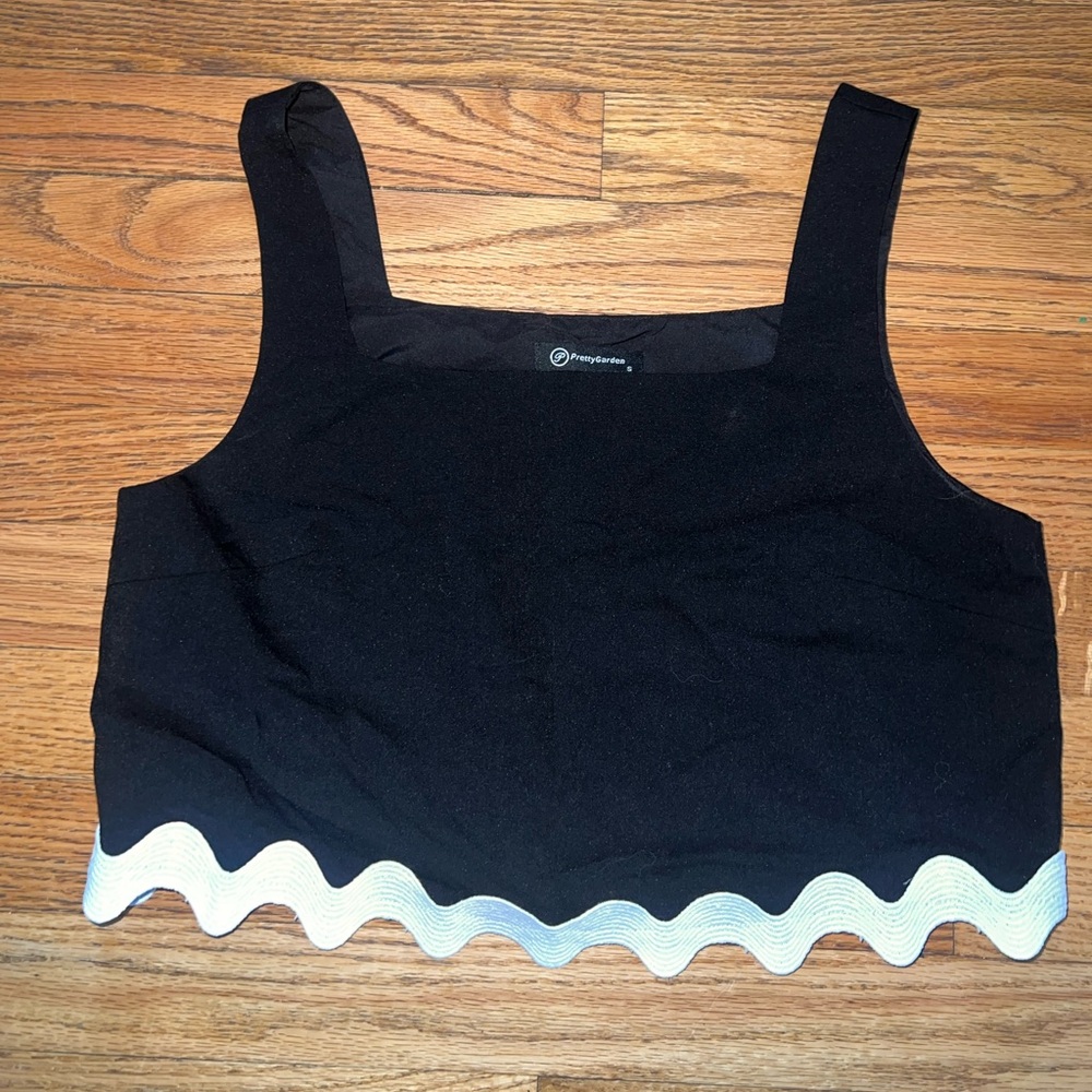 Stylish Black Tank Top with Wavy White Hem